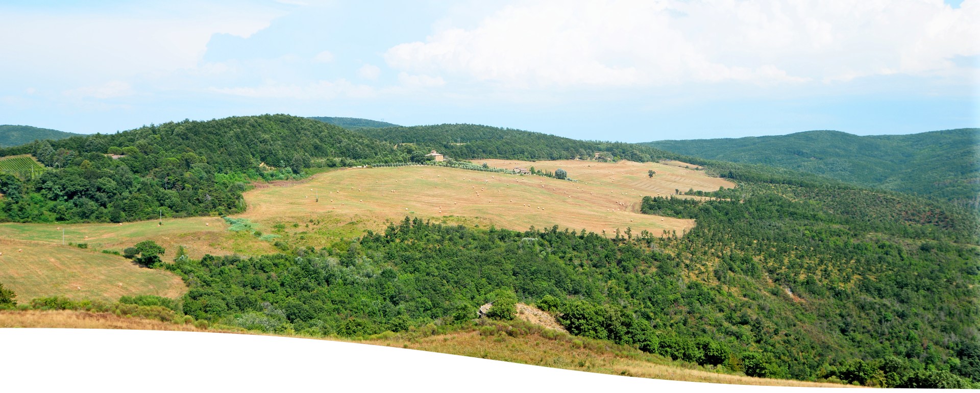 panorama sulle colline e montagne circostanti